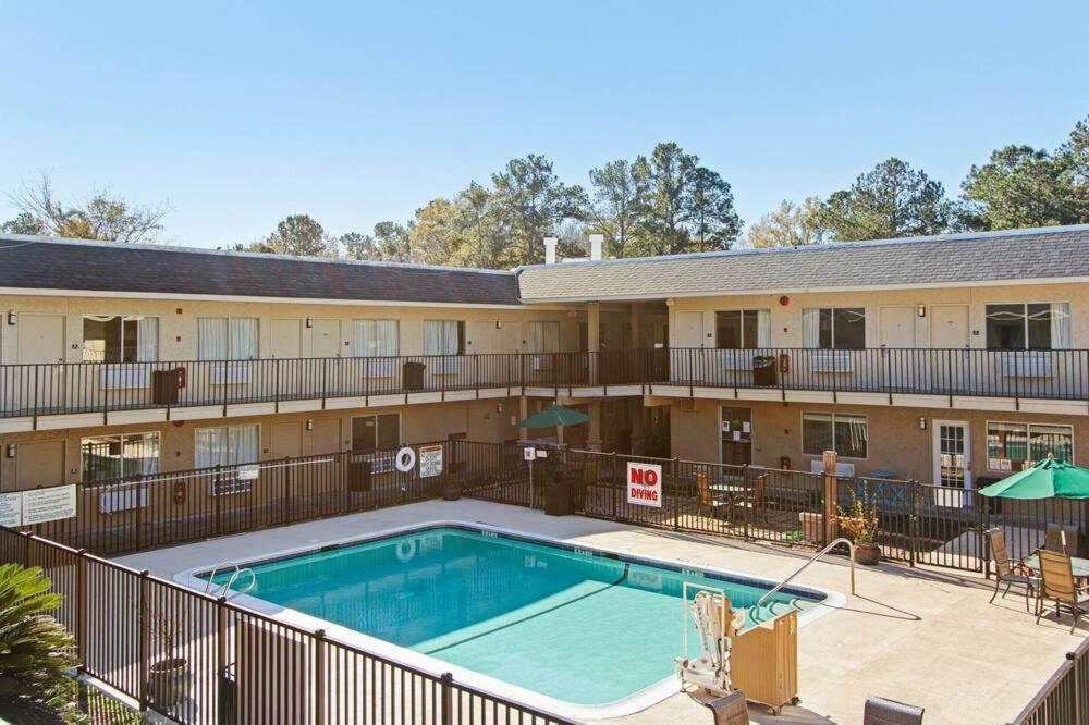 Fairbridge Inn & Suites Richmond Hill Exterior photo